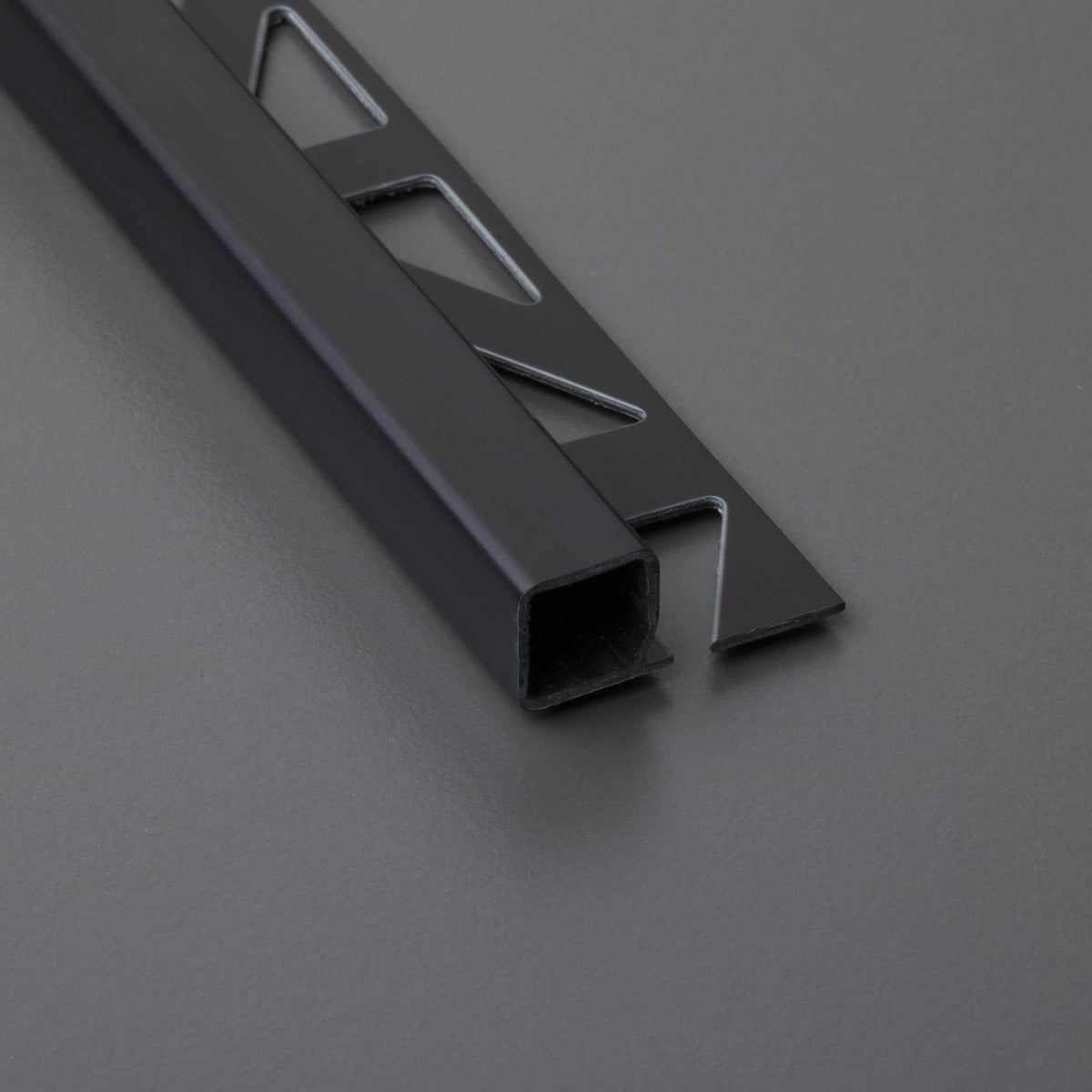 Quadratprofil PVC schwarz von vorne
