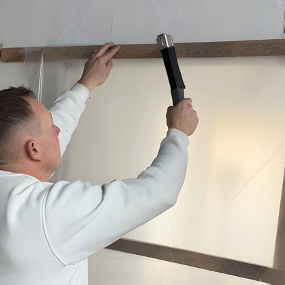 Ambientebild wo ein Handwerker mit dem Triuso Hammertacker arbeitet